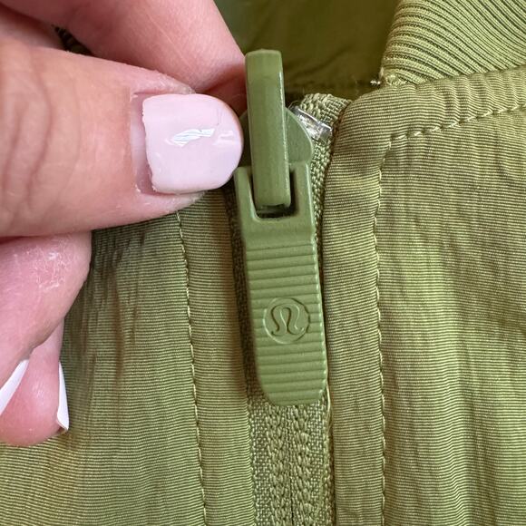 Lululemon Non Stop Shell Bomber Jacket Sz 8 Green Reversible EUC Water Repellent - Picture 7 of 13